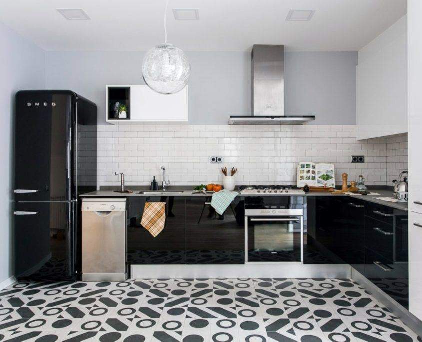 Cocina reformada en Duquesa d'Orleans, Barcelona, con muebles claros por Lautoka Urbana