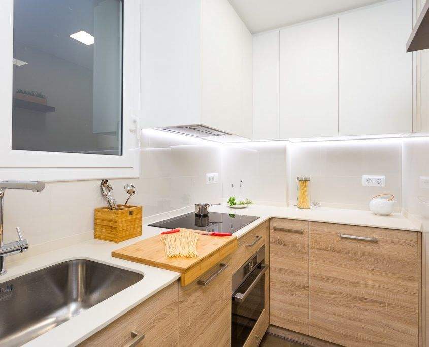 Cocina reformada por Lautoka Urbana en Barcelona
