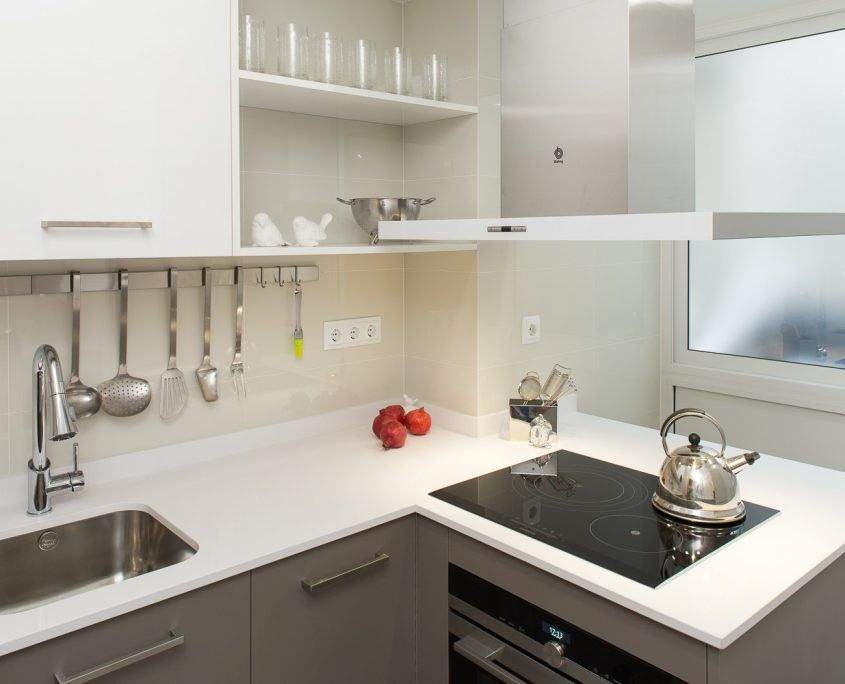 Cocina reformada en Torrent de l'Olla, Gràcia, Barcelona, por Lautoka Urbana