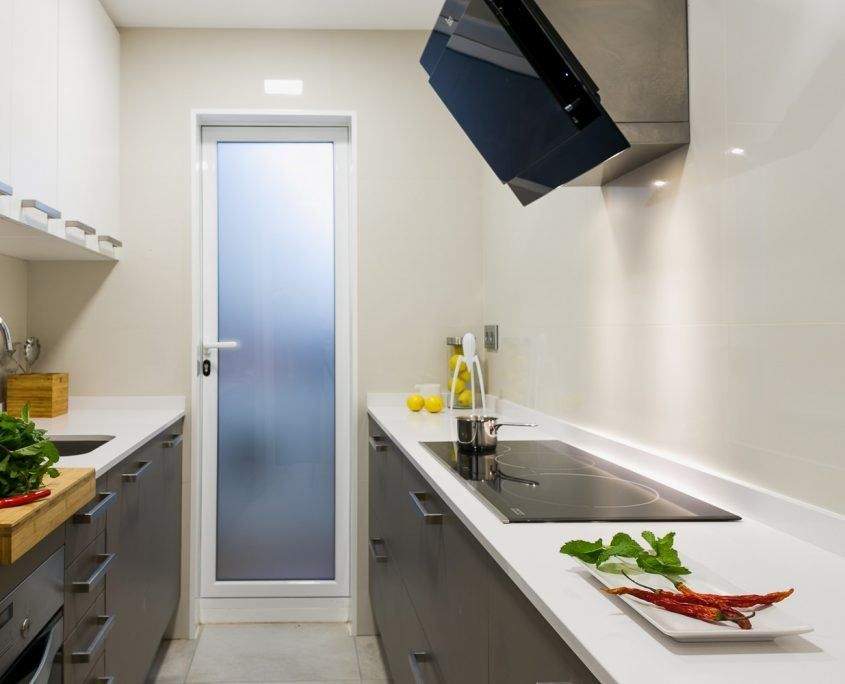 Cocina reformada en la calle Villar, Barcelona, por Lautoka Urbana