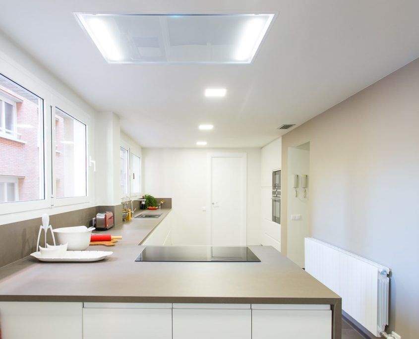 Cocina de reforma integral en Emancipació, Barcelona, integrada en el salón por Lautoka Urbana