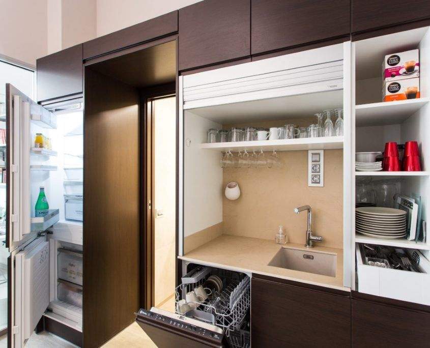 Cocina abierta en una reforma de vivienda en Gràcia, Barcelona, por Lautoka Urbana