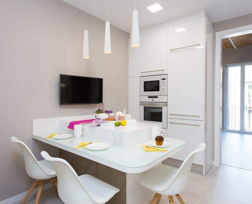 Cocina abierta al salón en reforma integral de la calle Marina, Barcelona, por Lautoka Urbana
