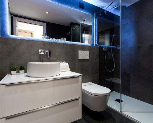 Baño reformado en la calle Aurora, Barcelona, con mampara de vidrio por Lautoka Urbana