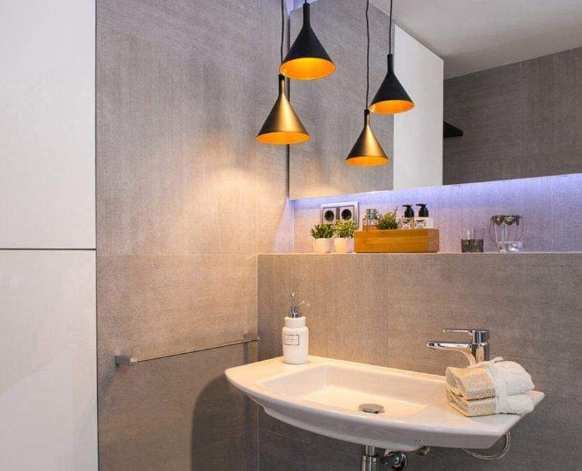 Baño reformado en Duquesa d'Orleans, Barcelona, con ducha de obra por Lautoka Urbana