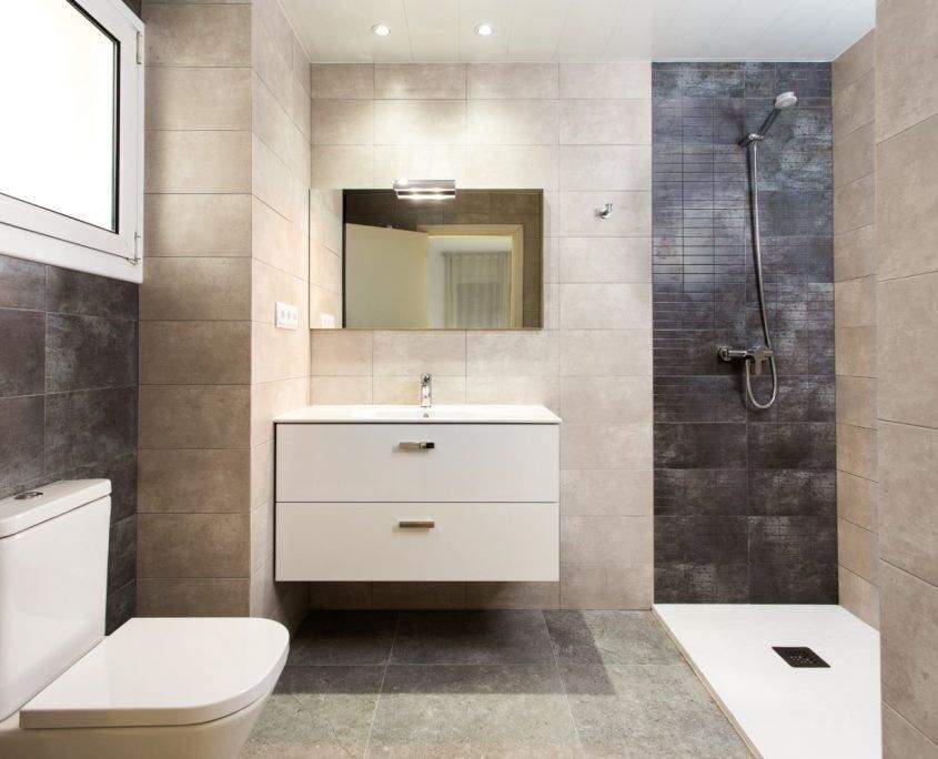 Baño reformado en Gran de Gràcia, Barcelona, con mueble suspendido por Lautoka Urbana