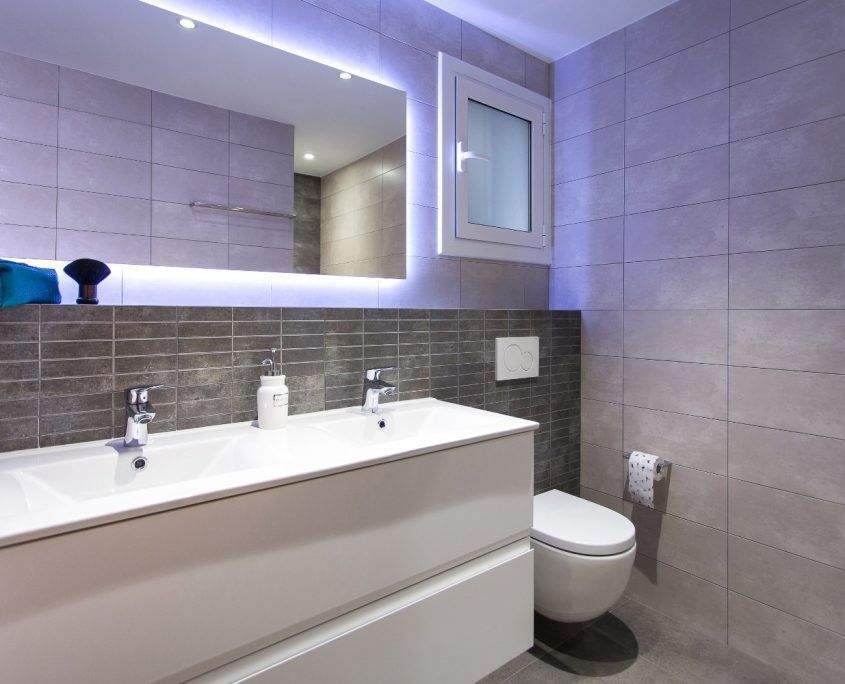 Baño con ducha y mampara tras cambiar la bañera en un piso de Barcelona por Lautoka Urbana
