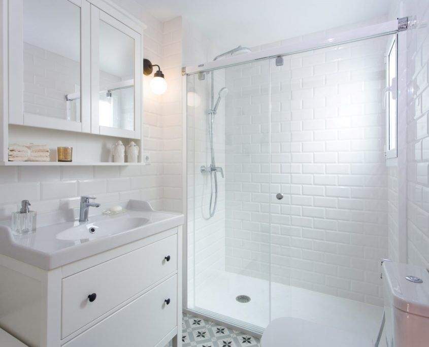 Baño reformado en una vivienda de Barcelona por Lautoka Urbana