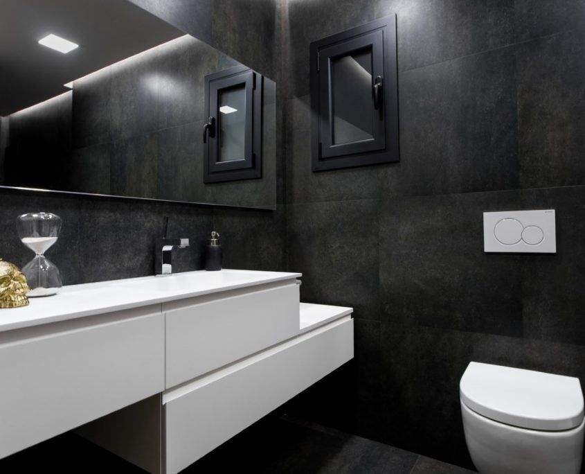 Baño reformado en Vía Augusta, Barcelona, con ducha a ras de suelo y mampara de vidrio por Lautoka Urbana