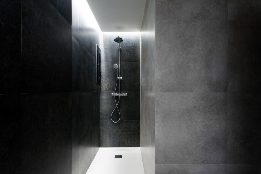 Detalle de acabados del baño reformado en Vía Augusta, Barcelona, por Lautoka Urbana