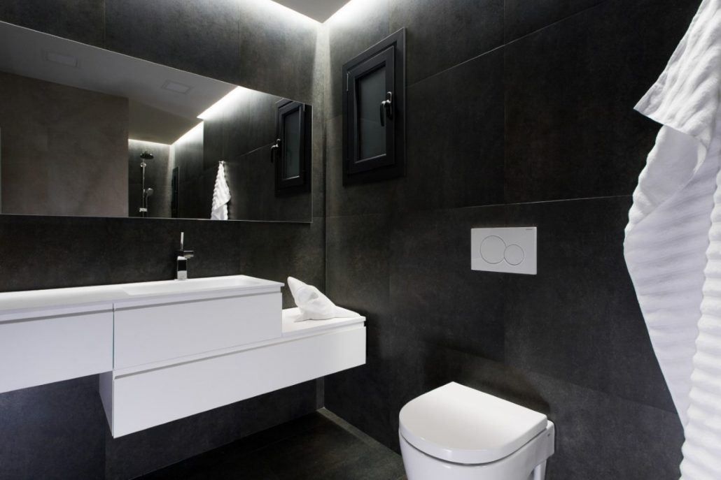 Detalle de la mampara de vidrio del baño reformado en Vía Augusta, Barcelona, por Lautoka Urbana