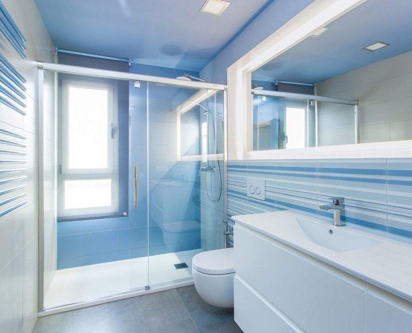 Reforma de baño en Barcelona con ducha, mampara y revestimientos por Lautoka Urbana