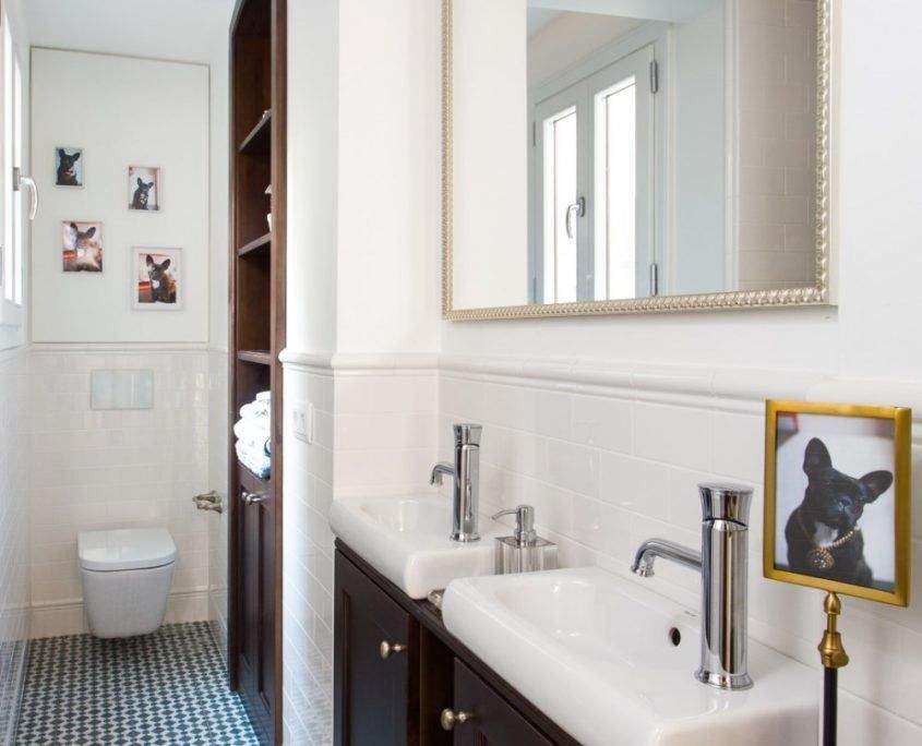 Baño principal reformado en el Born, Barcelona, con ducha a ras de suelo y revestimiento porcelánico por Lautoka Urbana