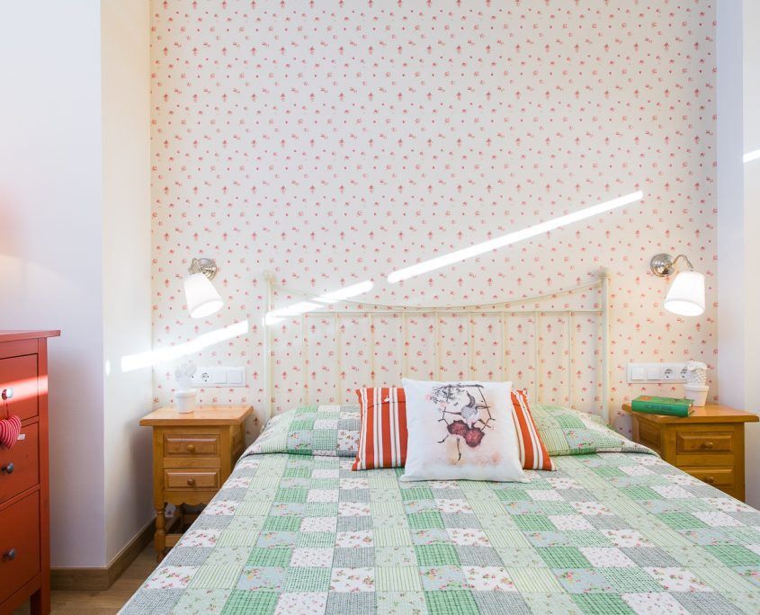 Dormitorio suite reformado en Carles III, Barcelona, con iluminación cálida por Lautoka Urbana