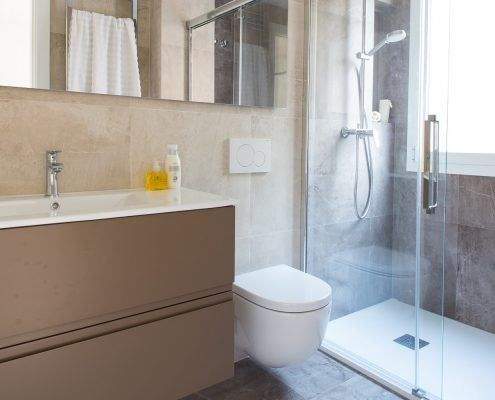 Baño en tonos chocolate reformado en Emancipació, Barcelona, por Lautoka Urbana