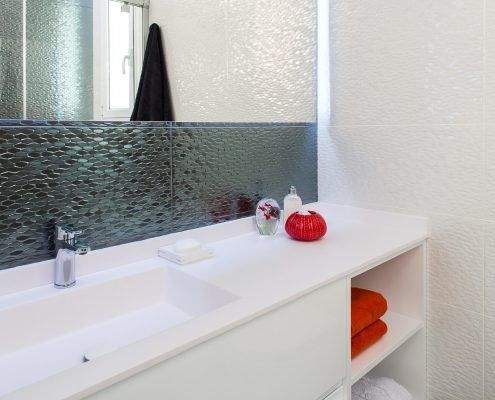Baño en grises reformado en la calle Marina, Barcelona, con revestimiento porcelánico por Lautoka Urbana