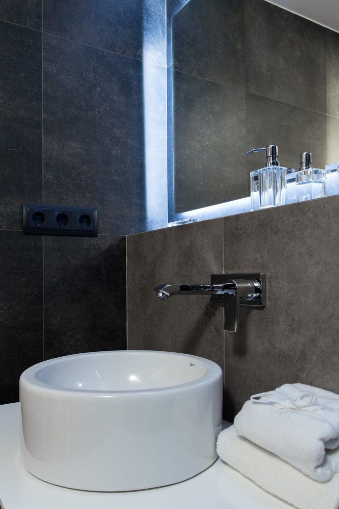 Zona de lavabo del baño reformado en la calle Aurora, Barcelona, por Lautoka Urbana