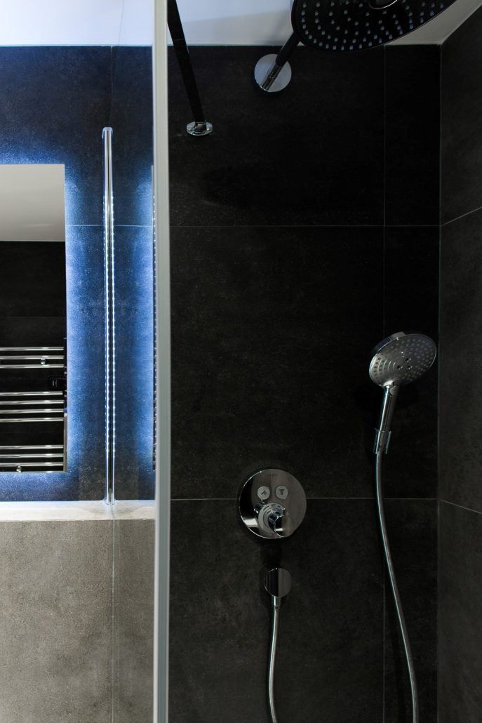 Detalle de sanitarios del baño reformado en la calle Aurora, Barcelona, por Lautoka Urbana