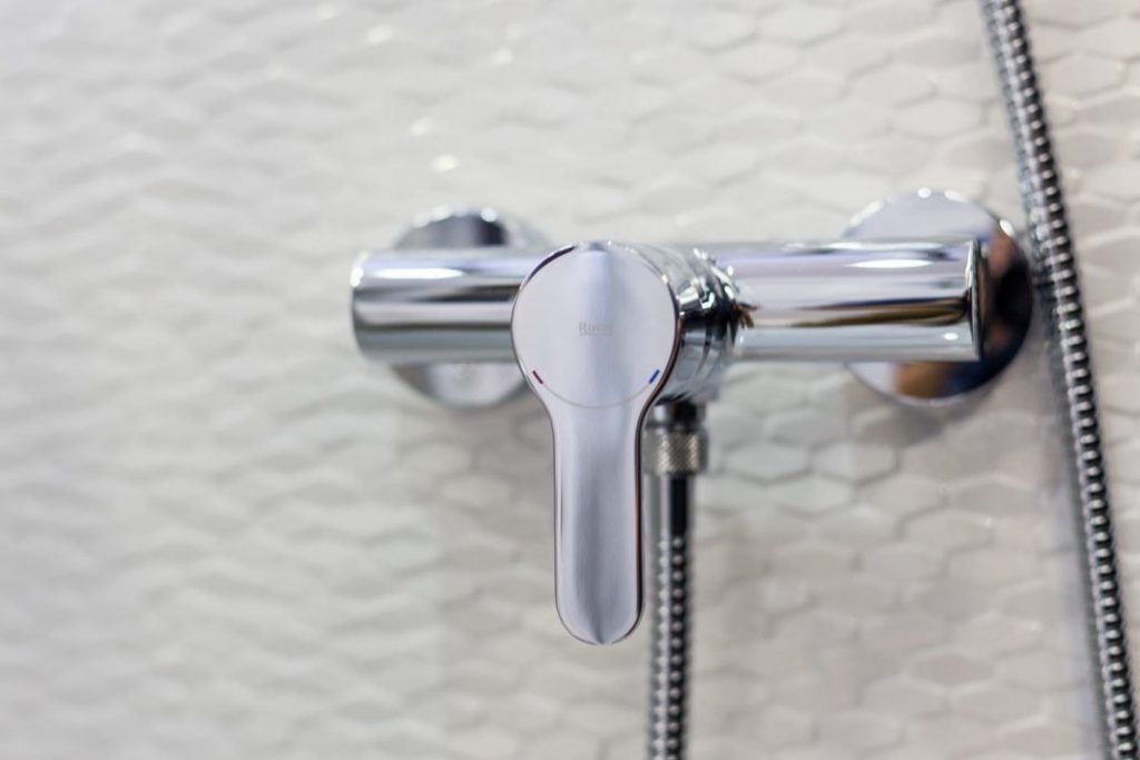Baño reformado en calle Marina con revestimiento porcelánico, grifería empotrada y mueble suspendido por Lautoka Urbana