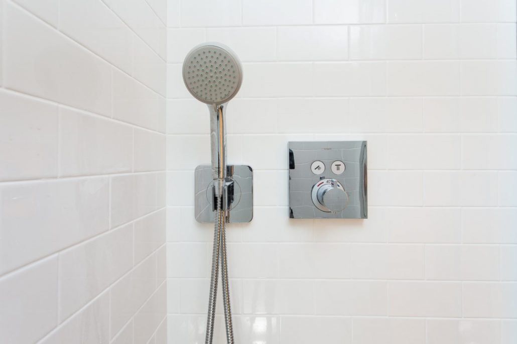 Otra vista del baño en suite de la reforma en el Born, Barcelona, por Lautoka Urbana