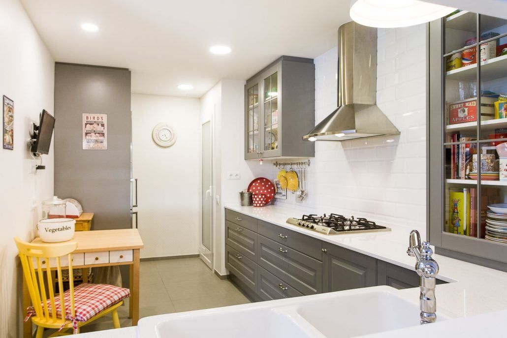 Encimera de la cocina de la reforma integral en Carles III, Barcelona, por Lautoka Urbana