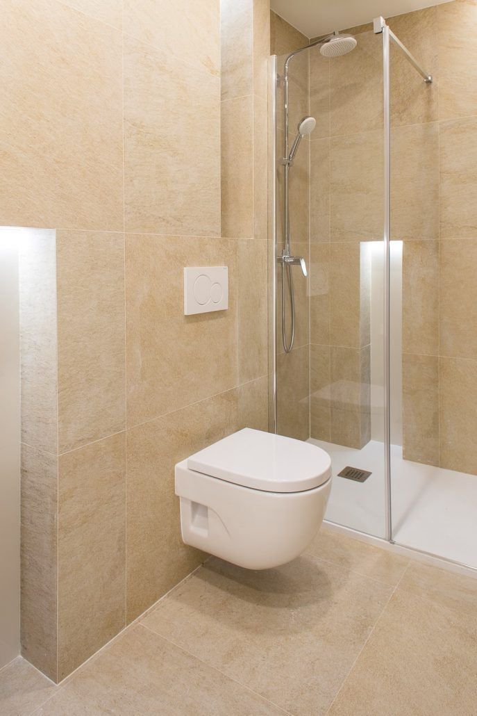Detalle del baño beige de la reforma en Emancipació, Barcelona, por Lautoka Urbana