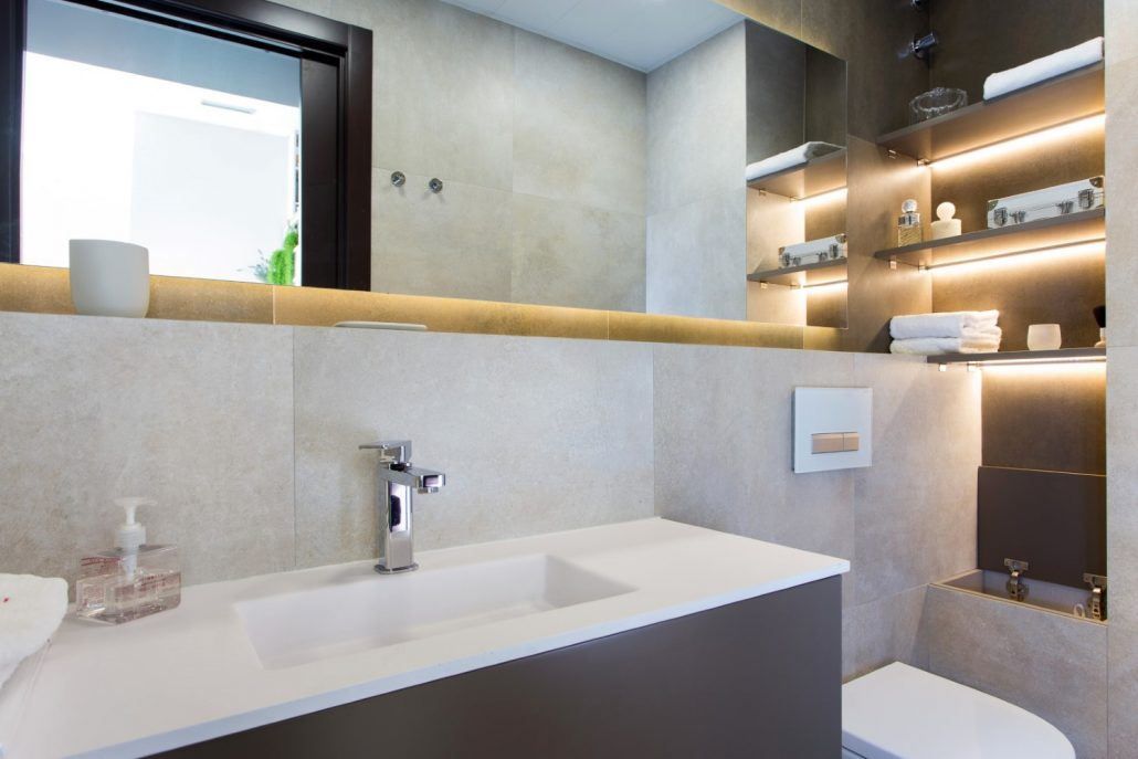 Otra vista del baño de la reforma integral en Gràcia, Barcelona, por Lautoka Urbana