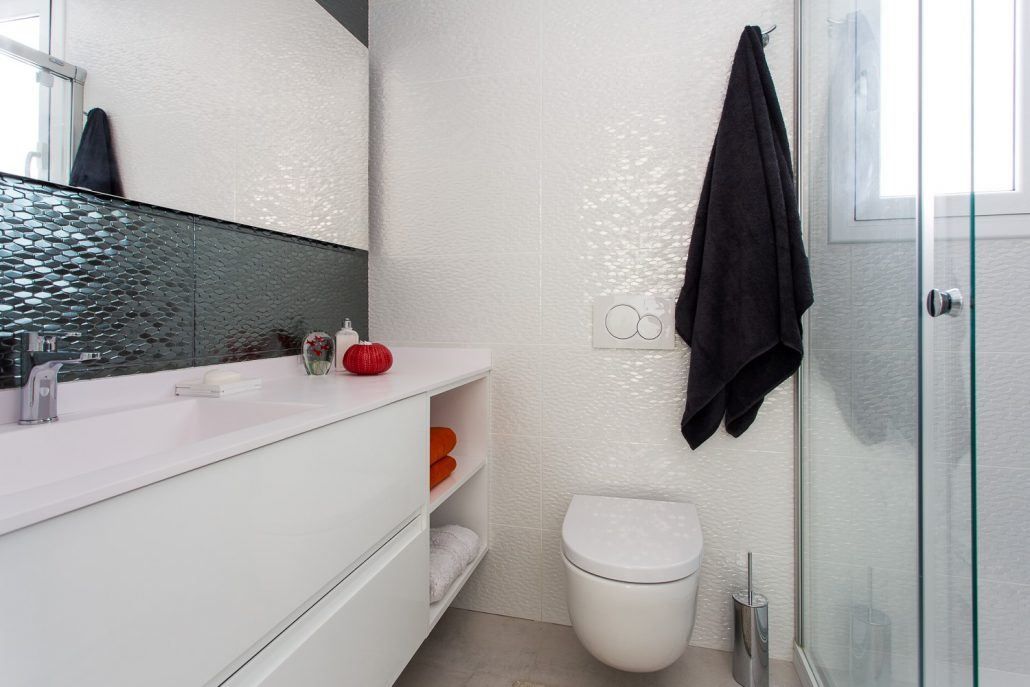 Detalle del baño gris de la reforma en la calle Marina, Barcelona, por Lautoka Urbana