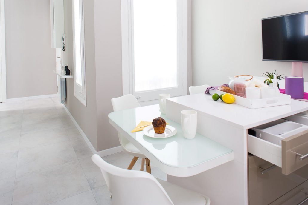 Isla y zona de trabajo de la cocina en la calle Marina, Barcelona, por Lautoka Urbana